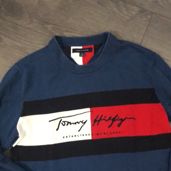 SOLD Tommy Hilfiger Men’s sweater & T-Shirts lot size small - Picture 9 of 11